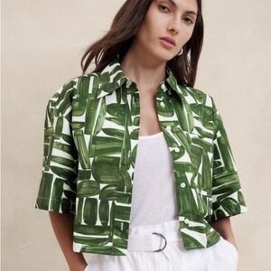 Banana Republic- The Boxy Crop Short-Sleeve Shirt (Green Print) L